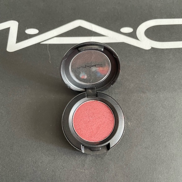 MAC Eyeshadow in Cranberry - Picture 1 of 4